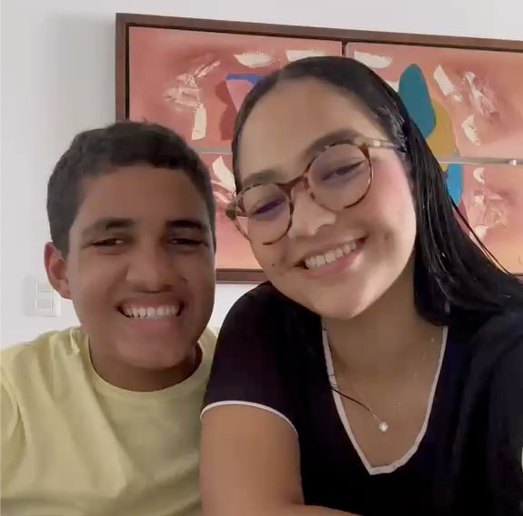 Letícia e Victor Januário, Ex alunos do Colégio Vencer, no vídeo de depoimento